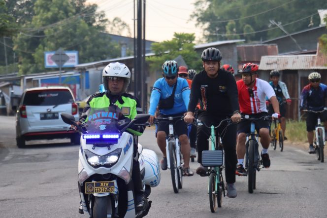 
 Menjaga Kesehatan, Kapolres Gowa Bersama PJU dan Personil Laksankan Kegiatan Gowes
