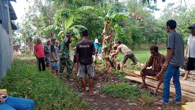
 Babinsa Kelurahan Mattompodalle Ajak Warganya Kerja Bakti Perintisan Akses Jalan Baru