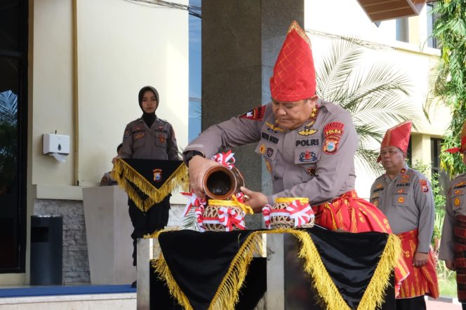 
 Polda Sulsel Gelar Tradisi Penyerahan Air Suci Untuk Pencucian Pataka