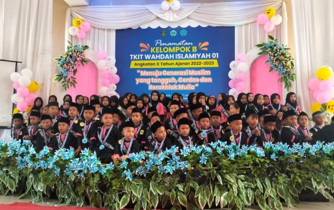 
 TK-IT Wahdah Islamiyah 01 Tomoni, Menggelar Acara Penamatan,  76 Siswa Angkatan Ke-X Di Tamatkan