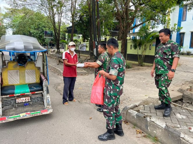 
 Jumat Berkah, Dandim 1426 Takalar Bagikan Nasi Kotak dan Snack Untuk Warga Pengguna Jalan