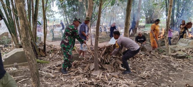 
 Budayakan Gotong Royong Babinsa Dan Bhabinkamtibmas Ajak Warga Kerja Bakti Bersihkan Makam