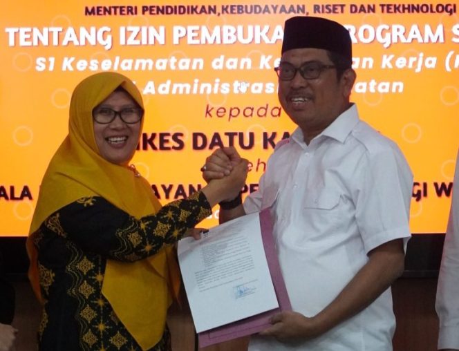 
 Kepala LLDIKTI IX Serahkan 2 SK Prodi Baru STIKES Datu Kamanre