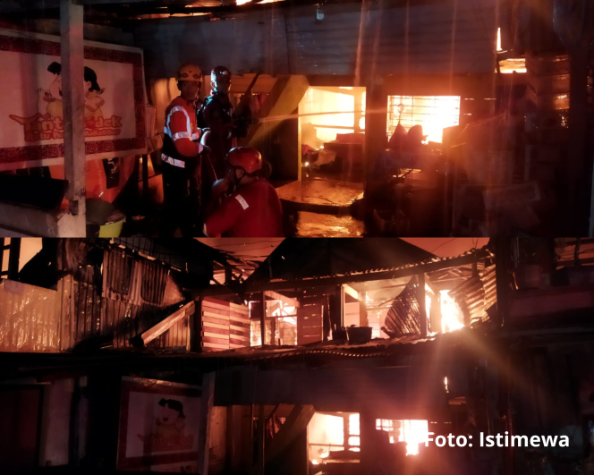 
 BREAKINGNEWS : Gudang Penyimpanan Ban Bekas di Jalan Lamuru Makassar Ludes terbakar