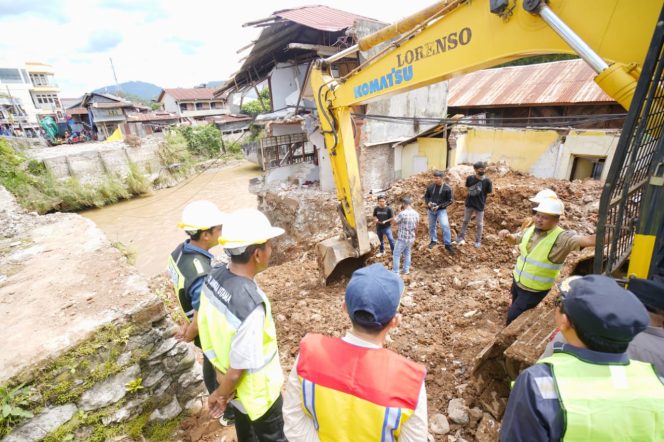 
 Gubernur Andi Sudirman Tinjau Lokasi Pembangunan Jembatan Sungai Malango di Torut