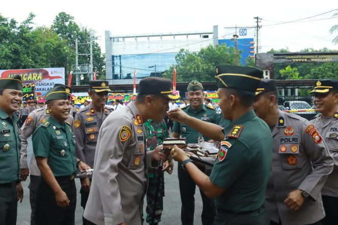 
 Dandim 1426 Takalar Beri Kejutan Pada HUT Bhayangkara Ke 77 Ke Kapolres Takalar