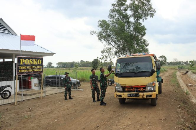 
 Berbagi Nasi Kotak ke pengendara truk, Anggota Satgas TMMD Reguler Ke 117 Kodim 1426 Takalar
