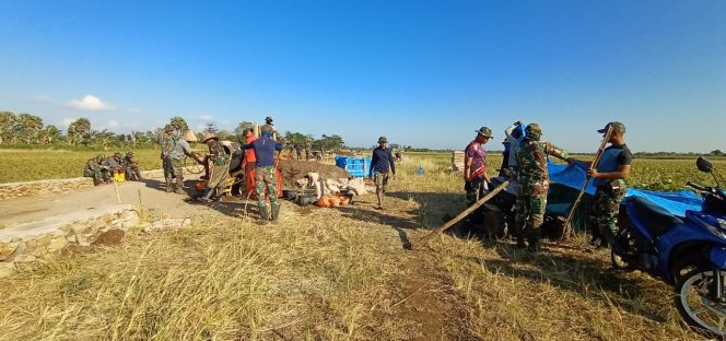
 Semangat Anggota Satgas TMMD, Panas Terik Bukan Halangan Lanjutkan Pengerjaan