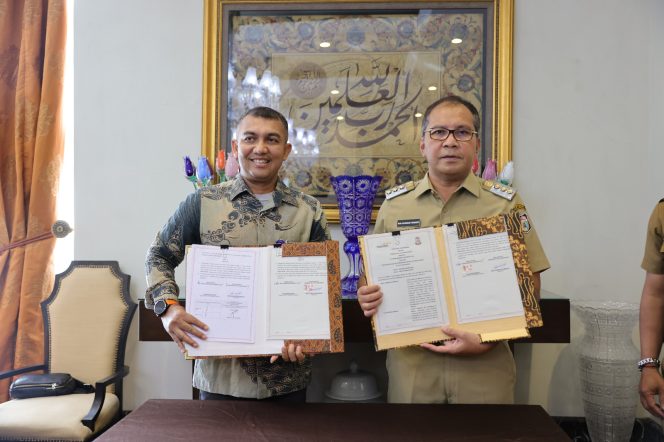 
 Walikota Makassar Tandatangani MoU Layanan Publik Perbankan dengan Bank Mandiri