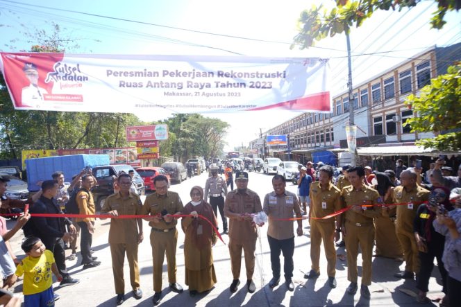 
 Gubernur  Sulsel Gunting Pita di Jalan Antang Raya