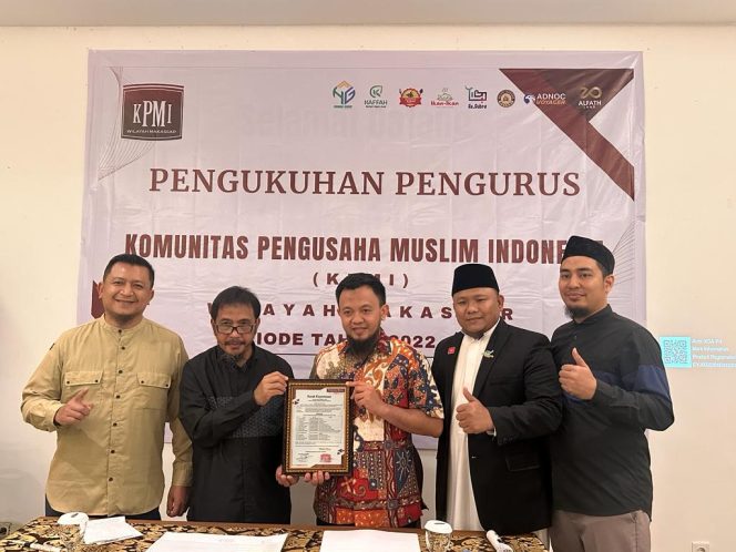 
 Ketum Komunitas Pengusaha Muslim Indonesia Kukuhkan Pengurus Korwil Makassar