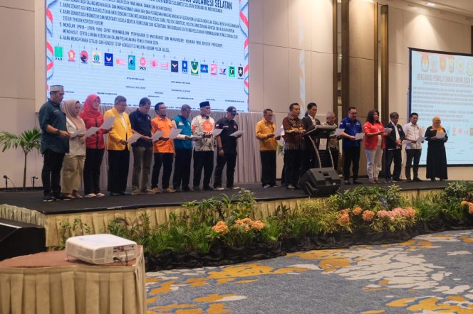 
 Kapolda Sulsel Hadiri Deklarasi Pemilu Damai 2024 di Kota Makassar