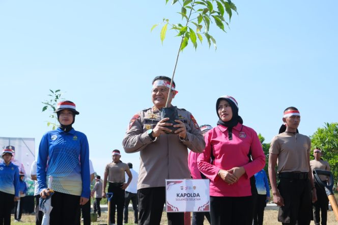 
 Polri Catat Rekor MURI Tanam Pohon Serentak Dan Terbanyak, Jajaran Polda Sulsel Tanam 41.086 Pohon