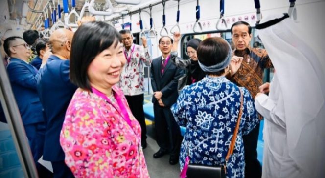 
 Ketika Para Duta Besar Coba MRT pada Perayaan Hari ASEAN Bareng Presiden Jokowi