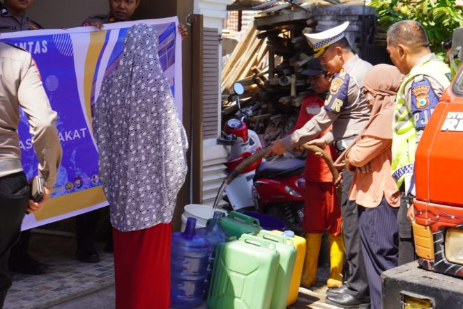 
 Personel Ditlantas Polda Sulsel Bagi Air Bersih