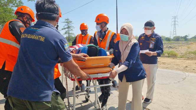 
 Basarnas Makassar Evakuasi Empat Korban Kecelakaan usai Melanggar palang Rel Kereta Api