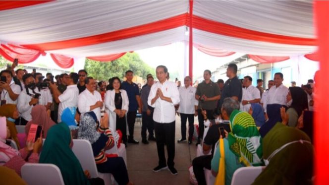 
 Presiden Jokowi Serahkan Bantuan Pangan Beras untuk Masyarakat