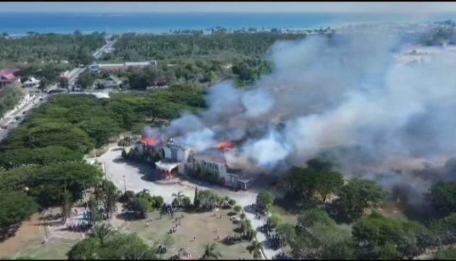 
 Massa Bakar Kantor Bupati Pohuwato Gorontalo dan Merusak Kantor DPRD