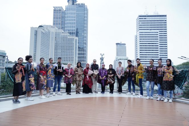 
 Ketum Dharma Pertiwi ikuti Road show to Hari Batik Nasional