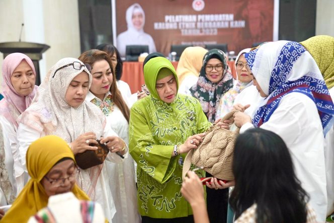 
 Ketua Dekranasda Makassar Dorong Kreativitas Perempuan Pelatihan Pembuatan Kalung Etnik