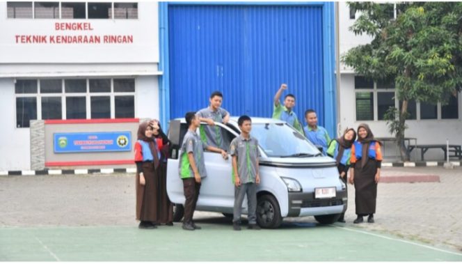 
 Presiden Jokowi Berikan Mobil Listrik  SMKN 2 Palembang, Begini Ceritanya!