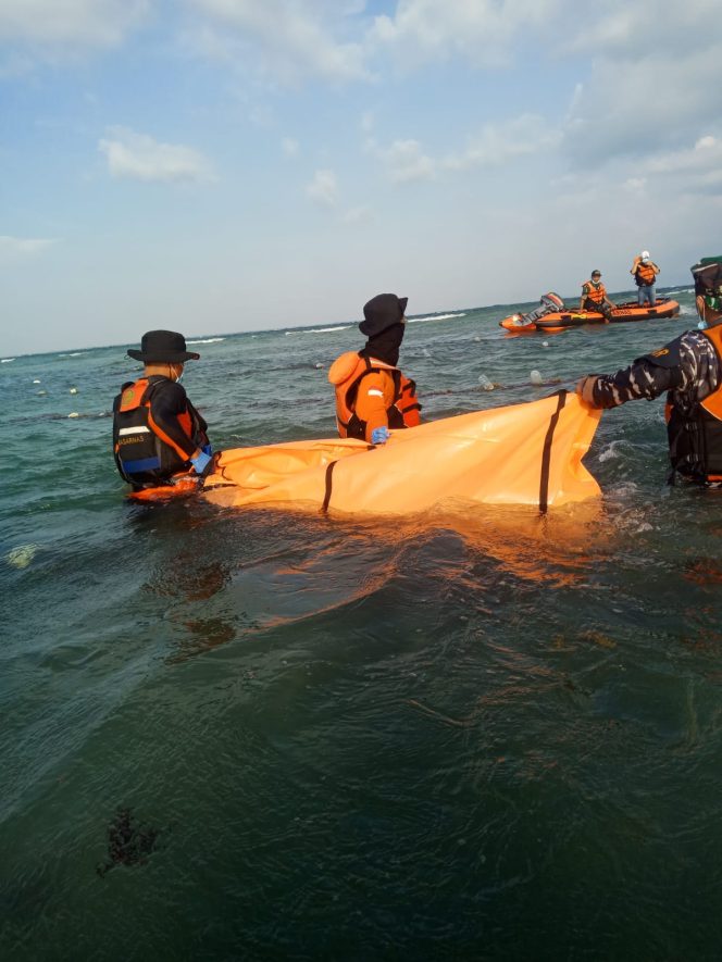 
 Basarnas Makassar Evakuasi Nelayan Meninggal dunia di Pesisir Pantai Pulau Tompotanah