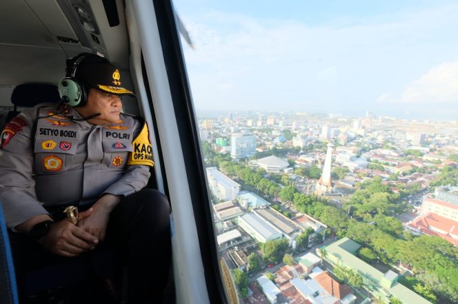 
 Lewat Udara, Kapolda Sulsel Pantau Pengamanan Giat Jalan Santai Cawapres di Makassar 