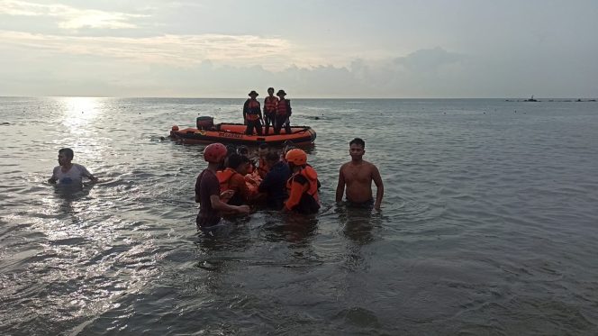 
 BREAKING NEWS : Bocah Tenggelam di Pantai Biru Makassar Ditemukan 