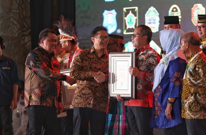 
 Kota Makassar Raih Penghargaan Kota Sehat Kategori Padapa dari Kemenkes