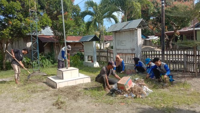 
 Mahasiswa KKN Untad 106 Aksi Jum’at Bersih, Ajak Masyarakat Bergotong Royong