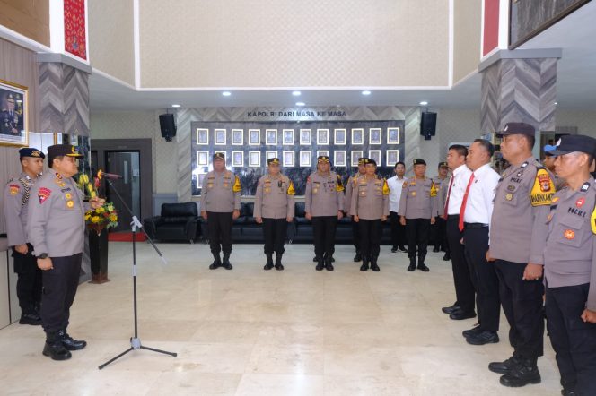 
 Kapolda Sulsel Beri Penghargaan Personil Berprestasi Tugas Kepolisian