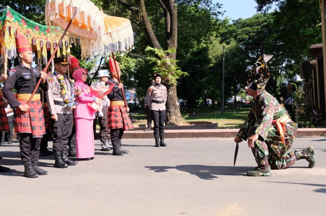 
 Tiba di Mapolda, Kapolda Sulsel Disambut Angngaru dan Tarian Adat