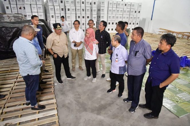 
 Pastikan Kesiapan Pemilu, Pj Gubernur Sulsel Tinjau Gudang Logistik KPU Luwu Utara