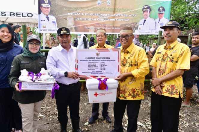 
 Pj Gubernur Sulsel Serahkan Bantuan Senilai Rp2 Miliar untuk Rumah Tangga Miskin di Soppeng