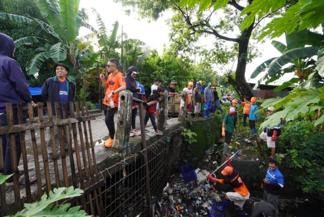
 Turunkan Satgas Kebersihan, Camat Amanda Syahwaldi Pimpin Aksi Bersih Kanal