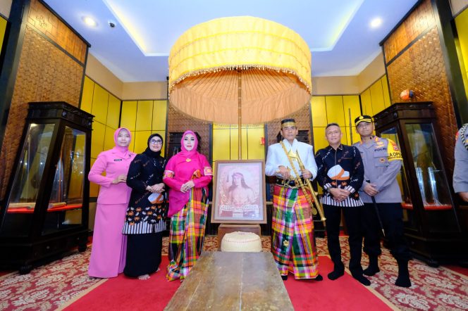 
 Di Bumi Arung Palakka, Kapolda Sulsel dianugerahi gelar adat Petta Watang