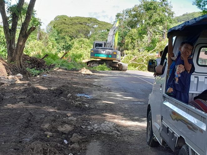 
 Penebangan pohon di Jalan Provinsi Kabupaten Sidrap akibatkan kemacetan panjang