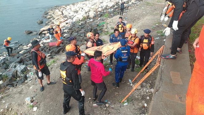 
 BREAKING NEWS: Nelayan yang Perahunya Terbalik di Perairan Makassar Ditemukan