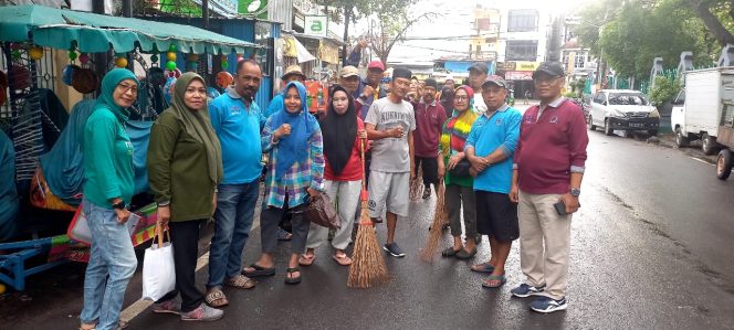 
 Lurah Timungan Lompoa Kota Makassar Pimpin Kerja Bakti, Libatkan Ketua RT RW