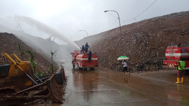 
 Damkar Makassar Turunkan 3 Unit Armada, Lakukan Penyemprotan Echo Enzim di TPA Antang