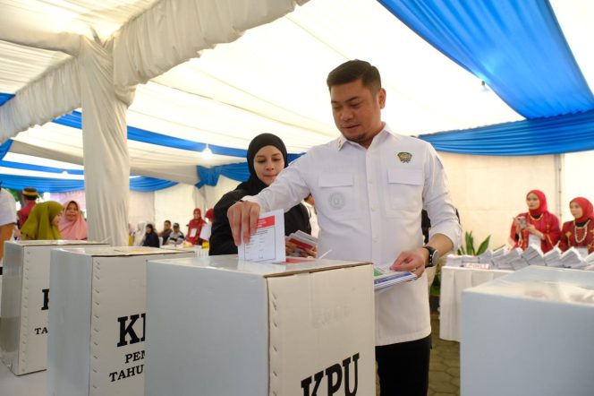 
 Bupati Gowa Gunakan Hak Pilihnya di TPS 007 Tombolo, Wabup di Kampung Halaman