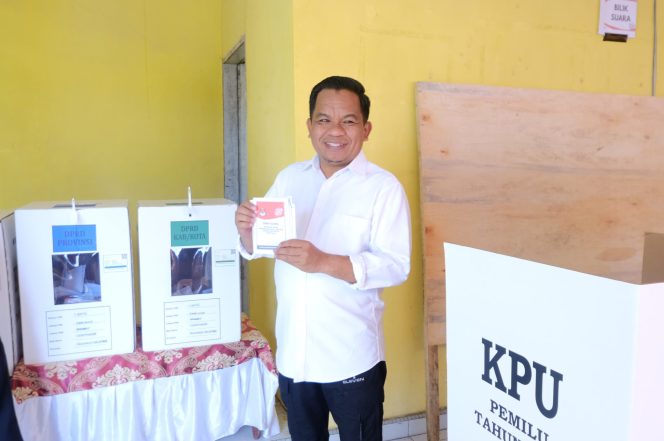 
 Pj Bupati Junaedi Gunakan Hak Pilihnya di Dekat Rujab Bupati Jeneponto