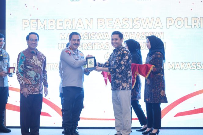 
 Wakapolri Serahkan Beasiswa Polri kepada Mahasiswa Unhas dan UIN