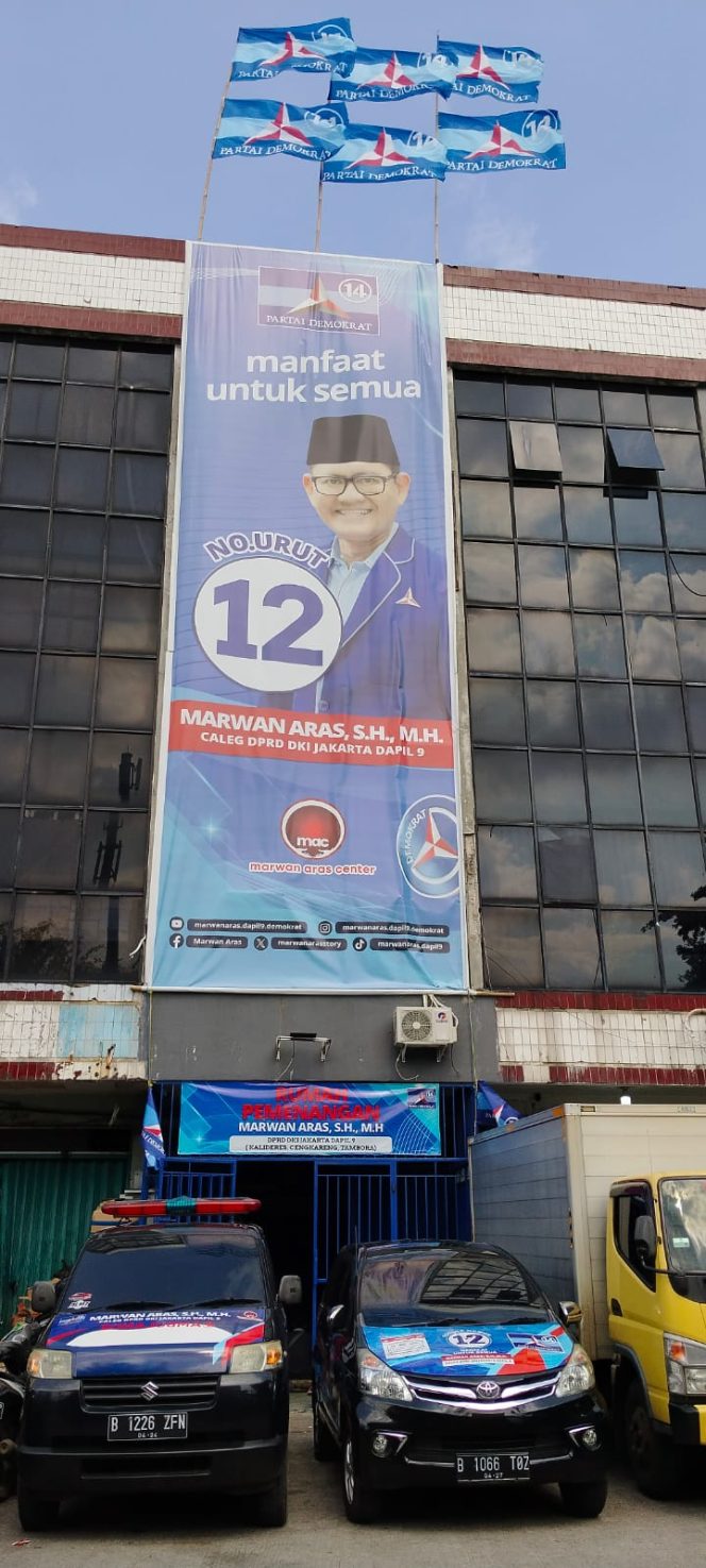 
 Marwan Aras Caleg Partai Demokrat Nyoblos di TPS 21 Kalideres Jakarta Barat