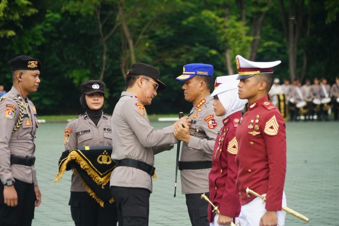
 Kapolri Beri Pin Emas Kepada Pengasuh dan Taruna Berprestasi