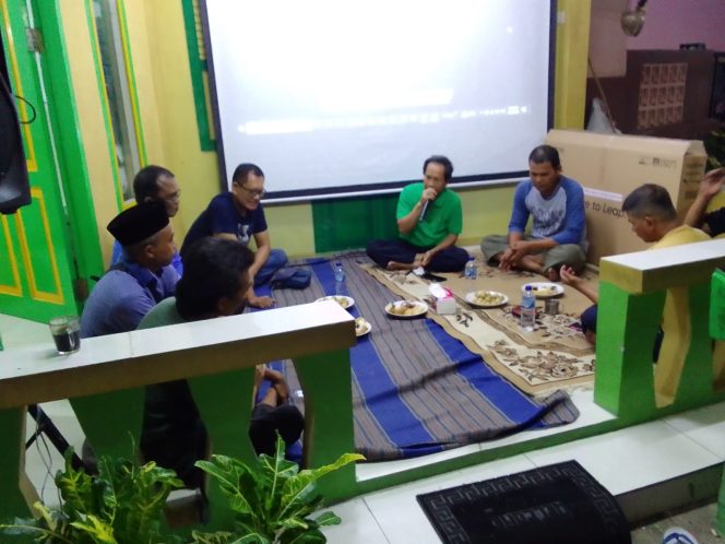 
 Yayasan Marwan Aras Center ( MAC) memberikan bantuan ke warga di Jakarta Barat