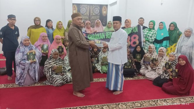 
 IKA 588 Distribusikan Puluhan Al-Qur’an di Pinrang