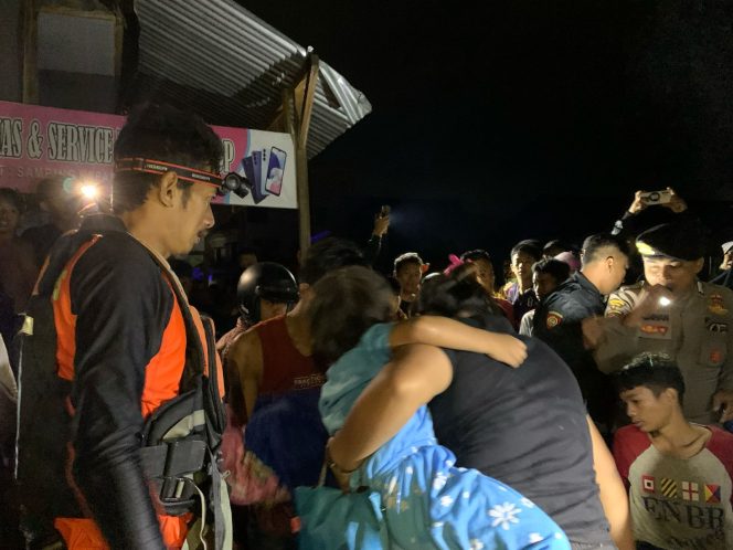 
 Basarnas Evakuasi Warga Terdampak Banjir di Makale Tana Toraja