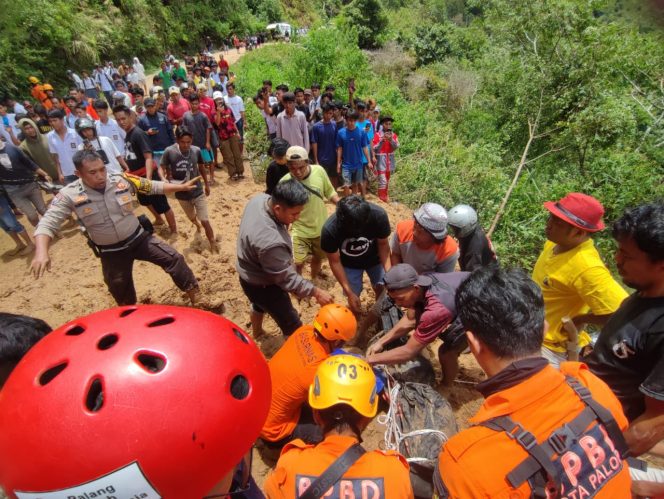 
 Basarnas Makassar Turunkan Tim Evakuasi di Lokasi Longsor Bastem Kabupaten Luwu