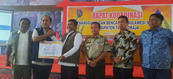 
 Pemerintah Pusat Serahkan Bantuan Penanggulangan Bencana untuk Sulsel